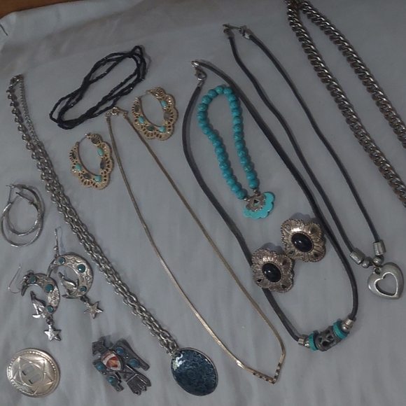 🌙Southwest Vibes Jewelry LOT: Faux Turquoise Howlite Fluorite Labradorite Wolf - Picture 9 of 10